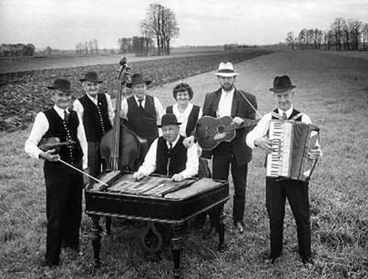 <p>Beltinška banda, 1990: Janez Kociper - Janči (vioin), Jože Kociper - Joužek (double bass), Milan Kreslin (vocals), Katarina Kreslin (vocals), Miško Baranja (hammered dulcimer), Vlado Kreslin (vocals, guitar), Anton Rajnar (clarinet, accordeon).<br>Foto: Egon Kaše</p>