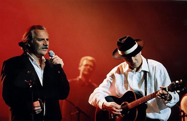 <p>Rade Šerbedžija and Vlado Kreslin,  Cankarjev dom,  Ljubljana, 12. december 2001.<br>Foto: Dušan Frice</p>