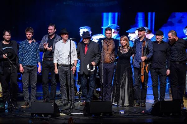 <p>Koncert v Narodnon gledališči, Beograd z Malimi bogovi pa goustami: Rade Šerbedžijo, Damiron Imamovićon, Biljanof Krstić, Vlatkon Stefanovskim pa Nenon Belanon.<br>Foto: Srdjan Bosnić.</p>