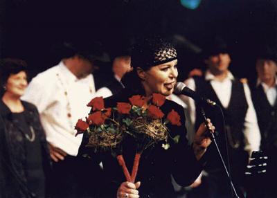 <p>Miša Molk je vouščila Vladoji za rojstni den, 1998<br>Koncert Muzika, 1. december 1998, Cankarjev dom<br>foto: Egon Kaše</p>