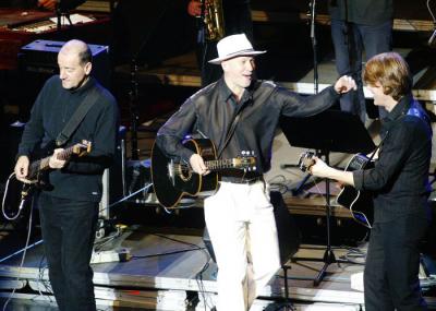 <p>Vlatko Stefanovski, Vlado, Chris Eckman<br>Cankarof dom, december 2003<br>foto: Matevž Paternoster</p>