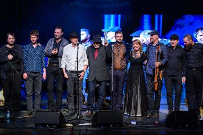 <p>Vlado Kreslin &amp;Mali bogovi with guests, Beograd, Narodno pozorište, 2016, Foto Srdjan Bosnić<br>Matjaž Ugovšek, Gašper Peršl, Anton Tonč Feinig, Vlado Kreslin, Rade Šerbedžija, Damir Imamović, Biljana Krstić, Vlatko Stefanovski, Neno Belan, Luka Ovsec</p><p> </p>