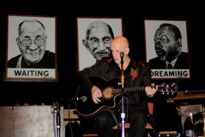 <p>Vlado Kreslin v klubu Busboys and Poets, Washington DC, 2010</p><p><br>foto: Bojan Kavaš</p>